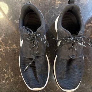 Nike Roshe Run Women’s Sneaker Size 8 Lightweight Casual Mesh Top Low Top